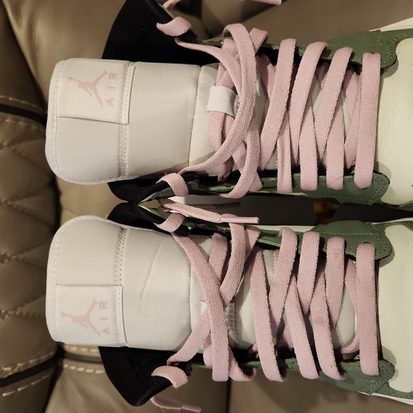 Jordan 1 Mid - Picture 8 of 8